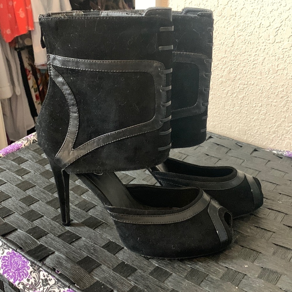 Nyla Devious black faux suede peep toe open ankle platform booties. Size 10